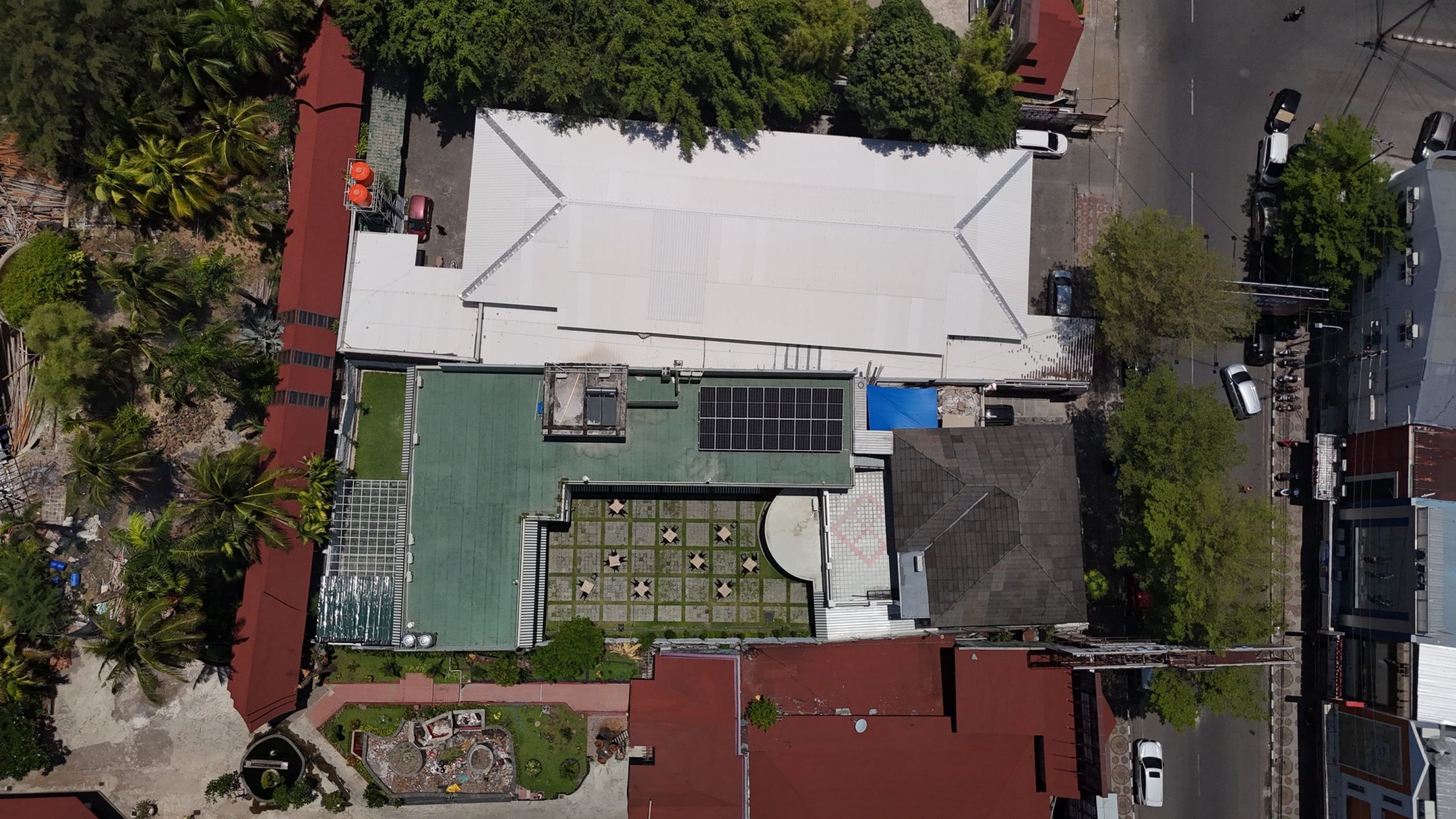 Pembangkit Listrik Tenaga Surya Atap di Wisma Bank Indonesia Makassar